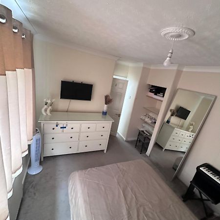 Lovely 3 Bedroom House In Borehamwood . Exterior photo