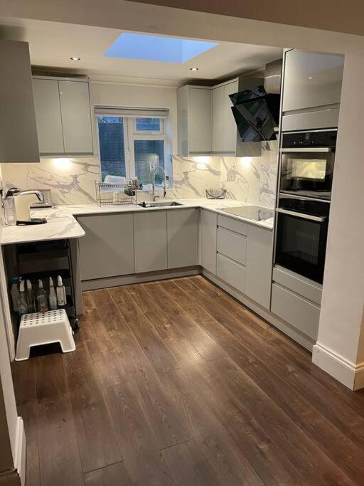 Lovely 3 Bedroom House In Borehamwood . Exterior photo