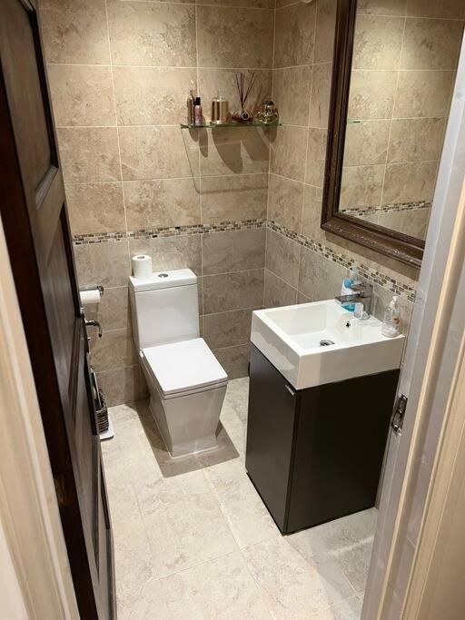 Lovely 3 Bedroom House In Borehamwood . Exterior photo