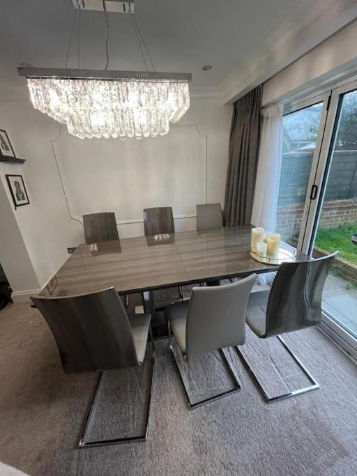 Lovely 3 Bedroom House In Borehamwood . Exterior photo