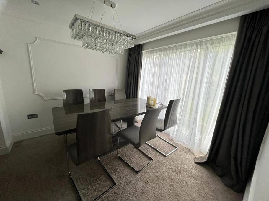 Lovely 3 Bedroom House In Borehamwood . Exterior photo