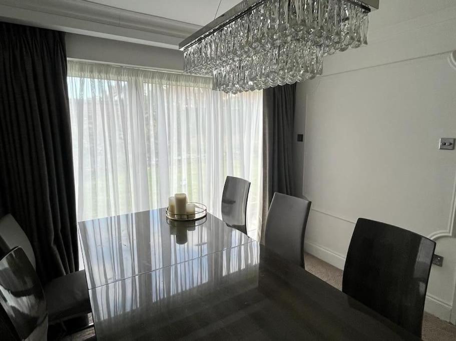 Lovely 3 Bedroom House In Borehamwood . Exterior photo