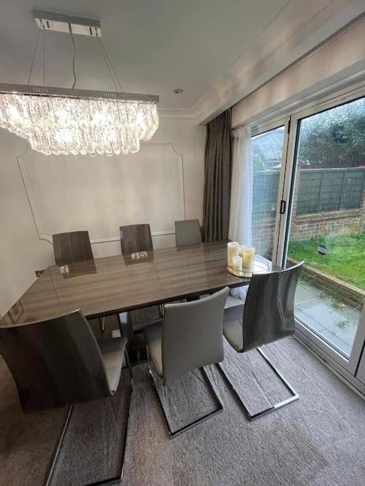 Lovely 3 Bedroom House In Borehamwood . Exterior photo