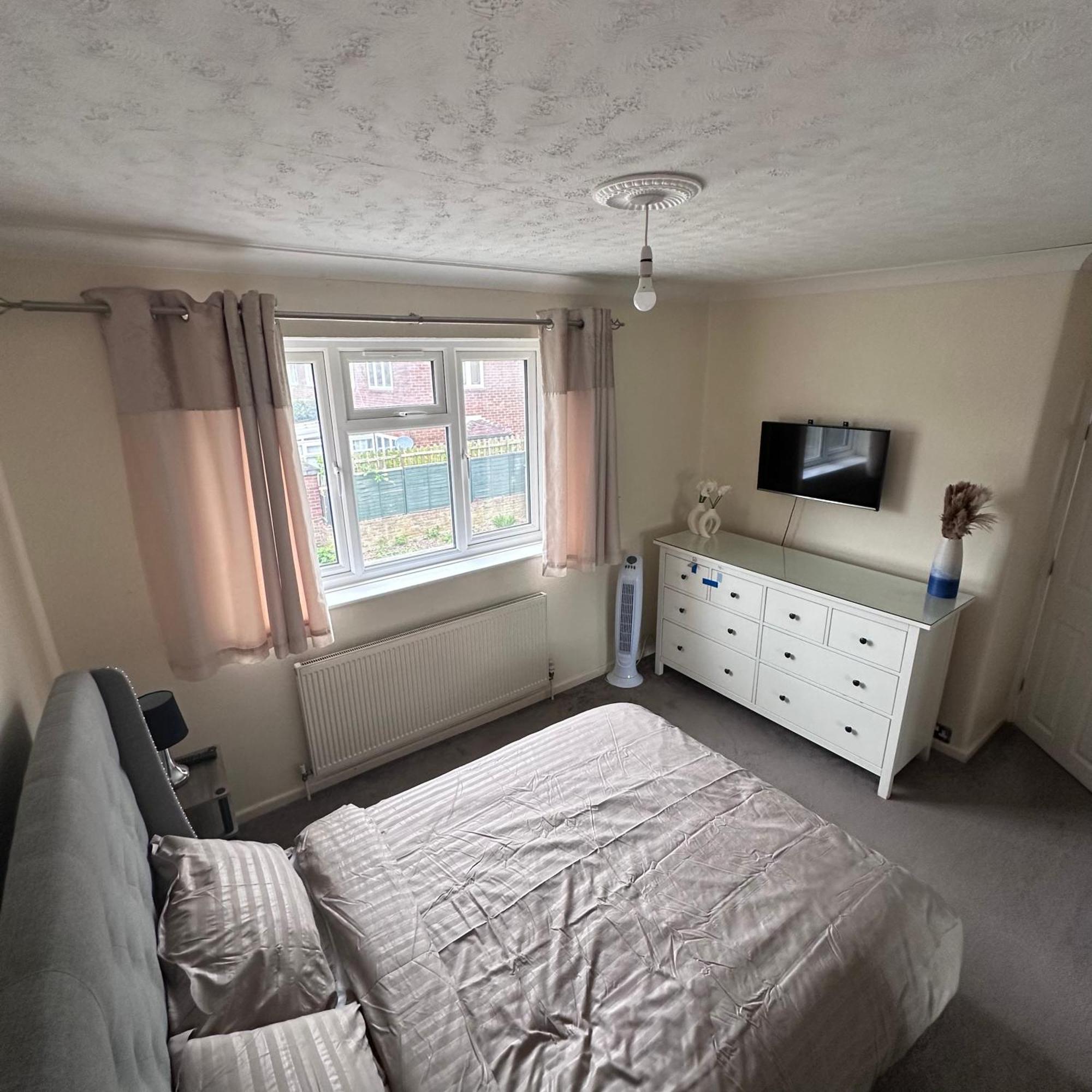 Lovely 3 Bedroom House In Borehamwood . Exterior photo